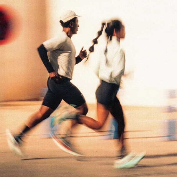 Začiatočníci a mestskí bežci behajúci krátke trate