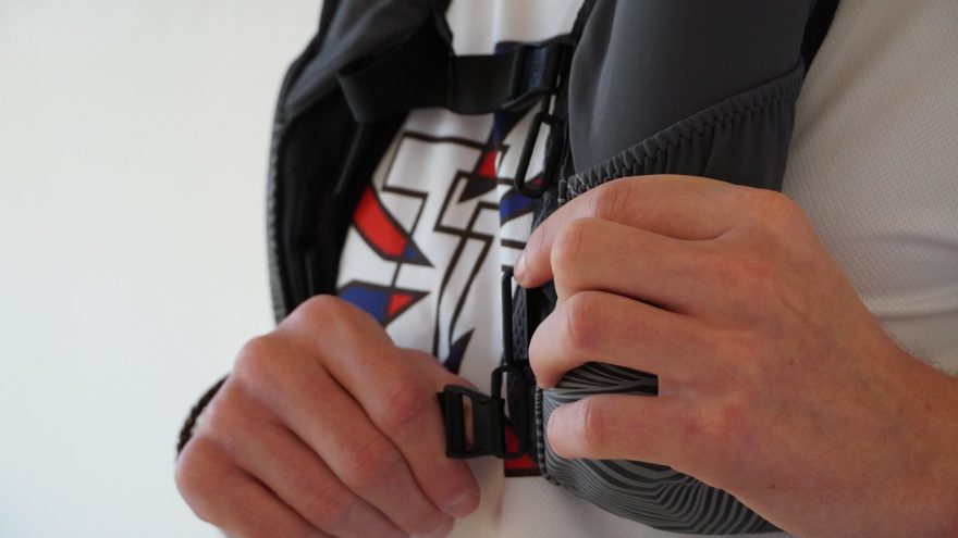 Bežecká vesta Salomon Agile 2 Set - Jedna veľkosť - Systém zapínania jednou rukou