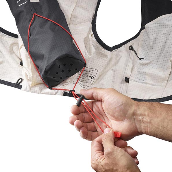 Návod, ako pripevniť obal na bežecké palice na bežeckú vestu Salomon ADV SKIN - odporúča Sansport.sk