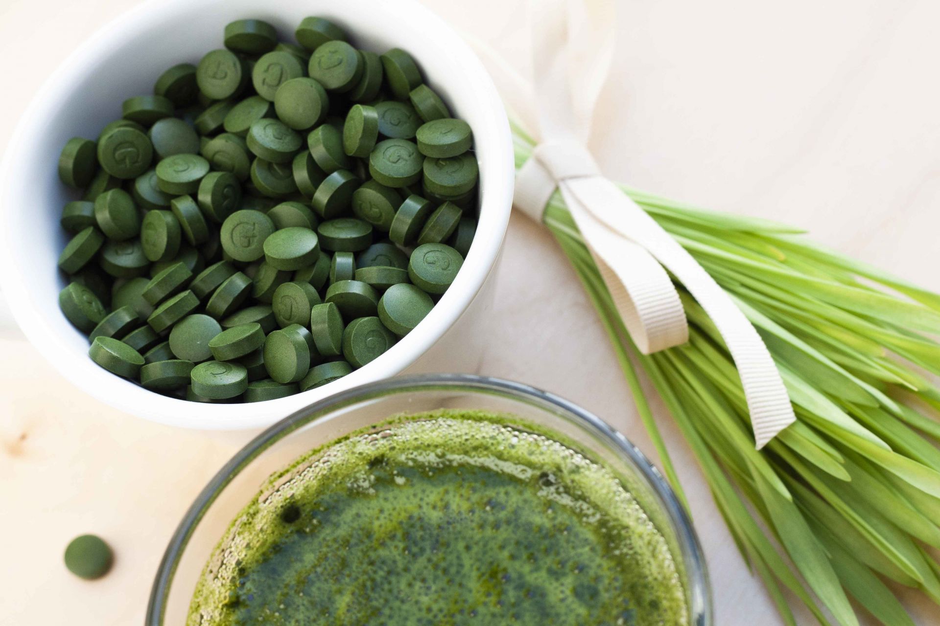 Chlorela vs jačmeň: Chlorela je silnejšia v detoxikácii, jačmeň zasa v regenerácii a pH rovnováhe.